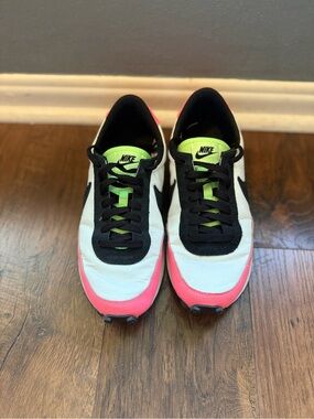 Nike Women’s daybreak sneakers in Summit White Sunset Pulse
